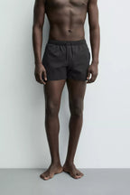KORTE ZWEMSHORT MET TEXTUUR