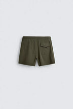 KORTE ZWEMSHORT MET STRUCTUUR