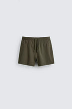 KORTE ZWEMSHORT MET STRUCTUUR