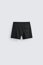 KORTE ZWEMSHORT MET TEXTUUR