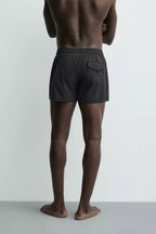 KORTE ZWEMSHORT MET TEXTUUR